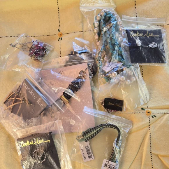 Lot of Eleven Pieces Cookie Lee  Jewelry Collection NEW with Tags Earrings - Picture 2 of 12